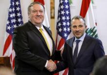 Le secrétaire d'Etat américain Mike Pompeo (à gauche) serre la main au ministre libanais des Affaires étrangères Gebran Bassil (à droite) à Beyrouth, le 22 mars 2019