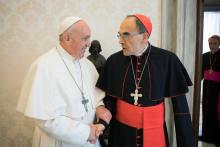 Photo fournie par le service de presse du Vatican montrant le pape François recevant le cardinal Philippe Barbarin au Vatican, le 18 mars 2019