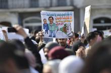 Des enseignants et élèves algériens brandissent des pancartes lors d'une manifestation contre l'extention du 4e mandat du président Abdelaziz Bouteflika, le 13 mars 2019 à Alger