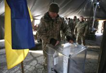 Des soldats ukrainiens votent dans un bureau installé près de la ligne de front, à Avdiivka, dans la région de Donetsk, le 31 mars 2019