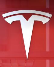 Le logo de Tesla, photographié le 8 février 2018. Le constructeur automobile américain doit prochainement dévoiler son Model Y, un 4x4 de loisir