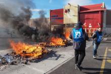 Deux surveillants de prison manifestent devant le centre pénitentiaire de Perpignan, le 14 mars 2019