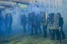 Des policiers sont la cible de jets de peinture lors d'une manifestation des "gilets jaunes" à Rennes, le 23 février 2019