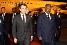 Emmanuel Macron est accueilli par le président de Djibouti Ismaïl Omar Guelleh à l'aéroport de Djibouti, le 11 mars 2019