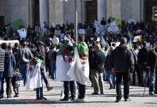 Des personnes rassemblées pour demander le départ du président Bouteflika, le 15 mars 2019 à Alger