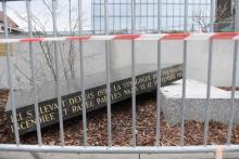 La stèle, rappelant l'emplacement de l'ancienne synagogue de Strasbourg, dynamitée par les nazis en 1941, vandalisée le 2 mars 2019.