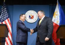 Le secrétaire d'Etat américain Mike Pompeo (D) serre la main du ministre philippin des Affaires étrangères Teodoro Locsin (G) le 1er mars 2019 à Manille
