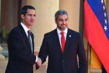 L'opposant vénézuélien Juan Guaido (g) et le président du Paraguay Mario Abdo Benitez, le 1er mars 2019 à Asuncion