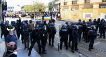 Des policiers anti-émeute font face à des"gilets jaune", le 30 mars 2019, à Bordeaux