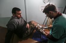 Le Palestinien Ezzedine al-Baz, soigné dans une clinique de Médecins sans frontières à Gaza le 18 mars 2019 après avoir été touché à la jambe il y a un an par une balle israélienne lors de manifestati