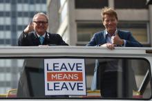 John Longworth (g) et Richard Tice, co-présidents du mouvement "Leave Means Leave", à bord de leur bus de campagne à Birmingham, le 1er octobre 2018