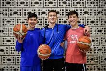 Bernard Murina, un Rom de 17 ans (à gauche), Hevzi Imeri, un Albanais de 17 ans (centre) et Branislav Prokopijevic, un Serbe de 18 ans, jouent au basket ensemble à Bujanovac, au sein du club Play 017,