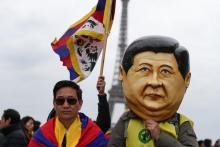 Des manifestants pro-tibétains défilent sur le Parvis des droits de l'Homme du Trocadéro à Paris, le 24 mars 2019
