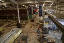 Un supermarché dévasté à Maracaibo pendant la panne d'électricité géante au Venezuela, le 13 mars 2019.