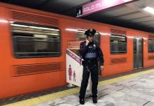 Un policier sur le quai du métro dans une zone réservée aux femmes et aux enfants de moins de 12 ans, le 7 février 2019 à Mexico