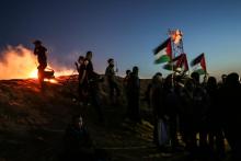 Des Palestiniens manifestent devant la barrière qui les sépare d'Israël, le 22 mars 2019 à Gaza