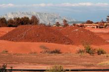 Site de stockage des résidus de bauxite de l'usine d'Alteo, à Bouc-Bel-Air, près de Gardanne, en septembre 2016