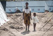 Une Mozambicaine et son enfant entre les tentes du centre de santé de Macurungo, à Beira, le 27 mars 2019