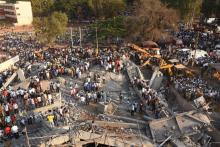 Des secouristes à la recherche des victimes de l'effondrement d'un immeuble en chantier dans le district de Dharwad dans l'Etat de Karnataka, le 19 mars 2019