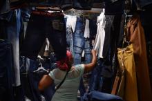 Une Cubaine achète des vêtements sur un marché de Port-au-Prince, le 23 décembre 2018