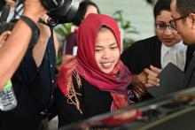 L'Indonésienne Siti Aisyah (C) libérée par la justice malaisienne quitte la Haute cour de Shah Alam en Malaisie, le 11 mars 2019