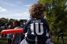 Un enfant portant un maillot de l'équipe de France de football lors de la coupe du Monde à Noisy-le-Grand le 21 juin 2018