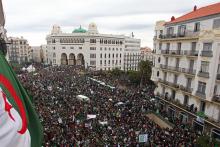 Les Algériens défilent dans le centre d'Alger pour appeler au départ du président Abdelaziz Bouteflika, le 22 mars 2019