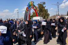 Des Irakiennes participent à une marche à la mémoire des victimes du naufrage d'un ferry, le 22 mars 2019 à Mossoul