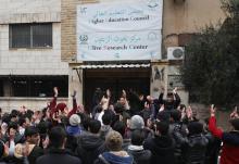 Des étudiants syriens manifestent contre la fermeture de plusieurs universités par les jihadistes de l'organisation Hayat Tahrir al-Cham (HTS), à Idleb (nord-ouest de la Syrie), le 9 février 2019