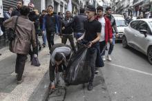 Des volontaires algériens nettoient les rues de la capitale après les manifestations contre le président Abdelaziz Bouteflika le 15 mars 2019 à Alger