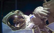 Capture d'écran de NASA TV montrant la sortie orbitale des astronautes Thomas Pesquet et Shane Kimbr
