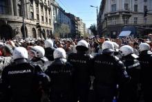 Des opposants manifestent face à la police anti-émeute à l'extérieur de la présidence serbe à Belgrade, le 17 mars 2019