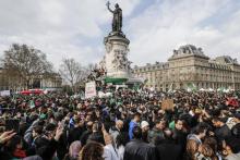 Des milliers d'Algériens ou Français d'origine algérienne se sont de nouveau réunis dimanche 24 mars 2019 dans une atmosphère festive place de la République à Paris pour réclamer un changement de régi