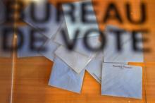 Bulletins de vote dans une urne d'un bureau de vote de Vertou (Loire-Atlantique) dans l'Ouest de la 