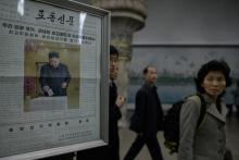 Le quotidien Rodong Sinmun, montrant le leader nord-coréen Kim Jong Un votant aux législatives, est affiché dans le métro de Pyongyang, le 11 mars 2019