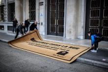 Silhouette de personne sans abri dessinée le 28 mars 2019 dans une rue de Paris par l'Armée du Salut pour dénoncer le sort des personnes sans logement à la fin de l'hiver