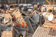 Des secouristes, le 20 mars 2019, dans les décombres d'un bâtiment qui s'est effondré la veille, dans le district de Dharwad, en Inde