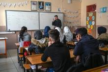 Des enfants syriens suivent un cours de maths à l'école primaire Sehit Duran à Adana en Turquie le 18 mars 2019