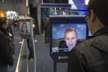 Deux personnes se parlant par écrans interposés lors du Consumer Electronic Show (CES) de Las Vegas en janvier 2017 (PHOTO D'ILLUSTRATION).