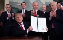 Le président américain Donald Trump signe un décret reconnaissant la souveraineté d'Israël sur la partie annexée du plateau du Golan, le 25 mars 2019 à la Maison Blanche, à Washington