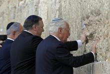 De gauche à droite, le Premier ministre israélien Benjamin Netanyahu, le secrétaire d'Etat américain Mike Pompeo et l'ambassadeur américain en Israël David Friedman, le 21 mars 2019 devant le Mur des 
