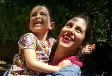 Photo diffusée par la Free Nazanin campaign le 23 août 2018 montrant Nazanin Zaghari-Ratcliffe (D) tenant dans ses bras sa fille Gabriella à Damavand en Iran lors d'une autorisation de sortie de priso