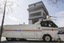 Un véhicule de la police équipé de canons à eau garé près de l'Arc de Triomphe, le 30 mars 2019 à Paris