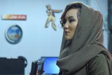 La chanteuse afghane Zahra Elham, première femme vainqueur de la version afghane de "La nouvelle star", lors d'une interview avec l'AFP, le 28 mars 2019 à Kaboul