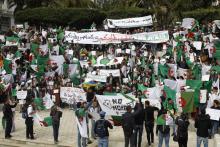 Des étudiants algériens manifestent dans la capitale Alger contre le président Abdelaziz Bouteflika, le 26 mars 2019