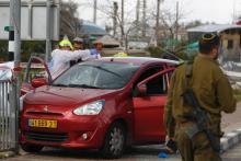 Des enquêteurs israéliens inspectent un véhicule après une attaque contre un soldat perpétrée près du carrefour de la colonie d'Ariel, en Cisjordanie occupée, le 17 mars 2019