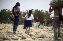 La Vénézuélienne Leidy Navarro (g) emmène sa fille à l'école, le 6 mars 2019 à Cucuta, en Colombie