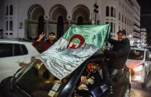 De jeunes Algeriens manifestent leur joie après l'annonce du président Abdelaziz Bouteflika, à Alger le 11 mars 2019