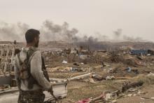 Un combattant des Forces démocratiques syriennes (FDS) constate les dégâts dans le village de Baghouz, dernier réduit des jihadistes du groupe Etat islamique (EI) tombé la veille, dans l'est de la Syr