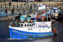 une dizaine de bateaux de pêche ont remonté la rivière Tyne vendredi 15 mars 2019 pour "sauver les poissons britanniques" et protester contre un report du Brexit.